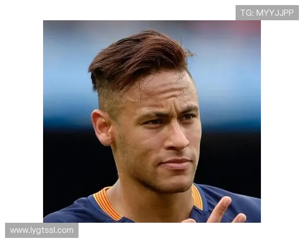 剪足球明星同款发型让你瞬间变身球场焦点的秘诀分享