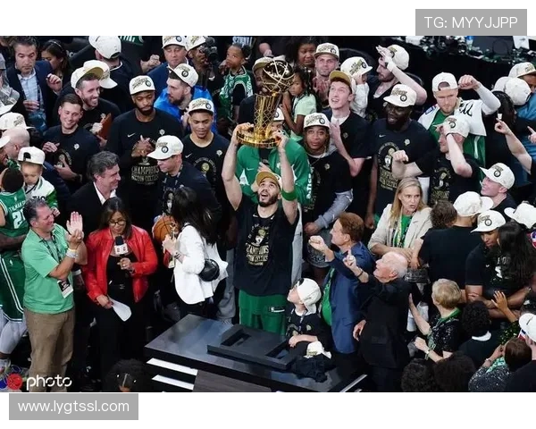 凯尔特人足球明星的辉煌历程与传奇瞬间回顾