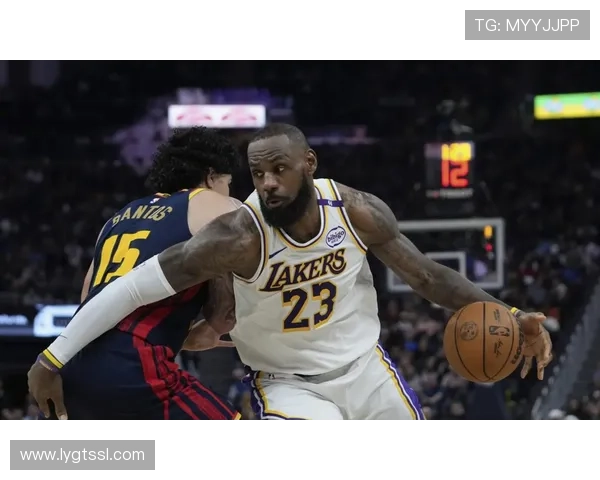 詹姆斯与足球明星亲密互动视频曝光引发球迷热议与关注