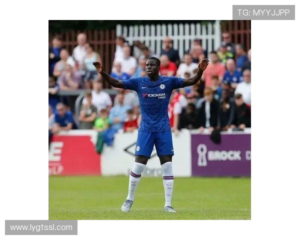 足球明星倾情代言ck内裤展现运动魅力与时尚风范