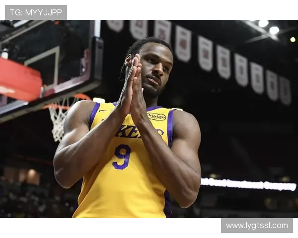 足球明星布朗尼的精彩人生与职业生涯全景介绍及最新照片展示