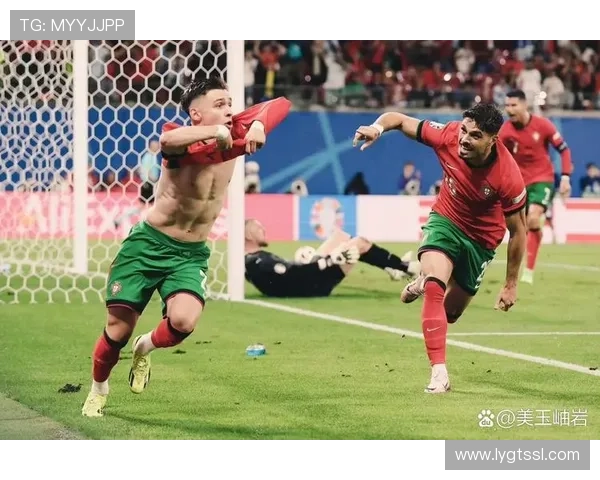 个子最高的足球明星如何在绿茵场上展现独特魅力与实力